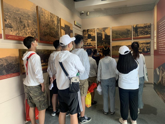 在福建省蘇維埃政府舊址聆聽革命先輩事跡。福建船政交通職業學院供圖